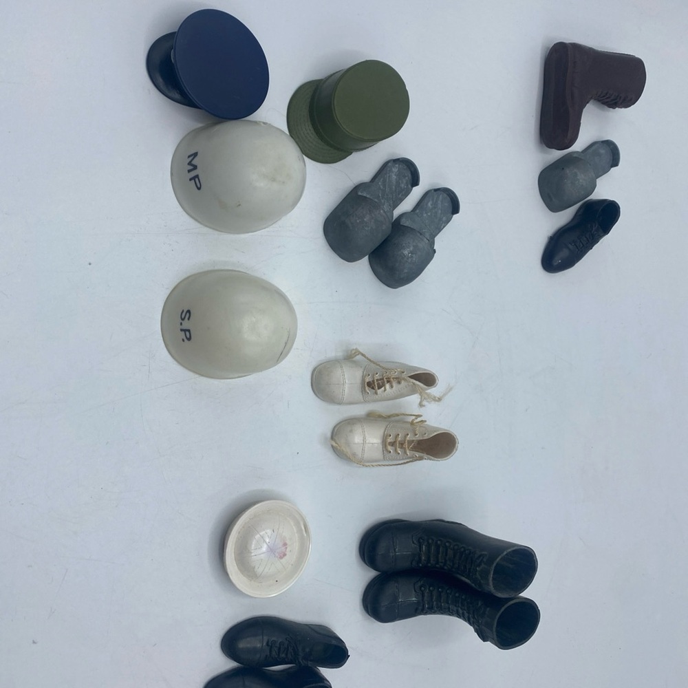 1964 GI Joe Deep Sea Diver Weight Shoes, Boots Military Hats Navy MP SP Army - Picture 4 of 5